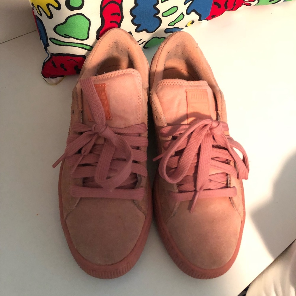 Peach pumas